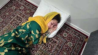 Afghan babe gives super sexy blowjob in homemade vid