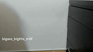 bbw milf spreads big pussy lips fingers clit twerks fat ass soles