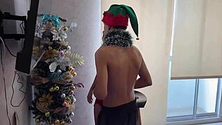 mi madrastra me regala su gran culo navideño