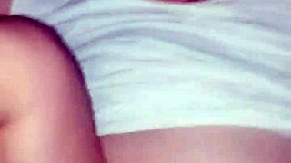 kiwi slips panties aside for resaboos