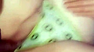 kiwi slips panties aside for resaboos