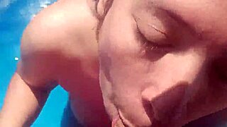 Novia Mamando Verga Dura en Piscina Cabaña Amateur