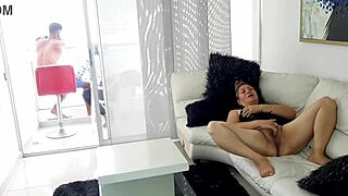 Madrastra, ¿por qué te masturbas tan cachonda? Ven, te lamo esa pussy shaved hasta el orgasmo