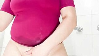 Wifey preps juicy pussy for stranger fuck in front of cuck hubby 😈💦👅