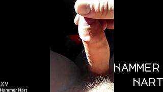 Spierse Duitse bodybuilder trekt enorme lul af in bos publiek