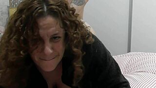 quieres ver como esta tetona y culona me chupa la verga gruesa?