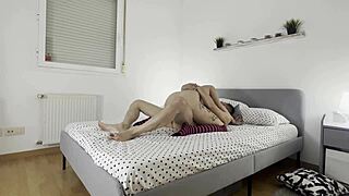 sucia inquilina paga con su coño apretado mientras el roommate la folla duro en el dormitorio