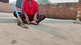 neighbour bhabhi gets hardcore pussy pounding doggystyle