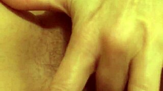 ditalino di grandissima troia italiana fingering hairy pussy