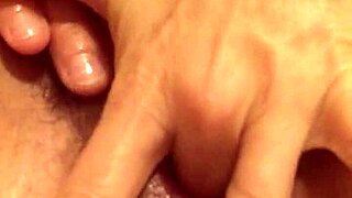 ditalino di grandissima troia italiana fingering hairy pussy