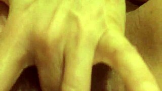 ditalino di grandissima troia italiana fingering hairy pussy