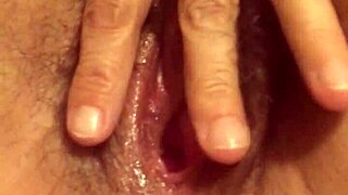 ditalino di grandissima troia italiana fingering hairy pussy