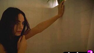 I'm exposing my all natural body posing naked like Sarah Mollica