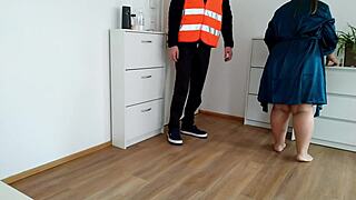 Delivery screw-up dumps hot cum all over this chubby milf's huge ass