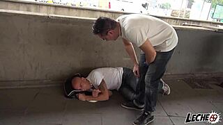 leche69 - madura española mamando polla a vagabundo en calle...