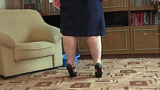 Curvy milf soaks hairy pussy pissing while fingering hard