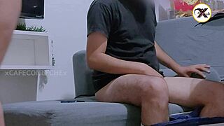 Mi hermanastra me pilla viendo porno y me ofrece su culo apretado!