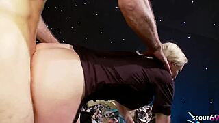 loira policial gostosa com peitões falsos trepa com colega e engole tudo