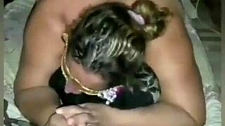 Socando de quatro enchendo cu da puta gorda com porra quente!