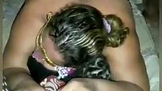 Socando de quatro enchendo cu da puta gorda com porra quente!