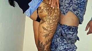 ¡nos para la policía en el motel y mi novia soborna con su culo!!