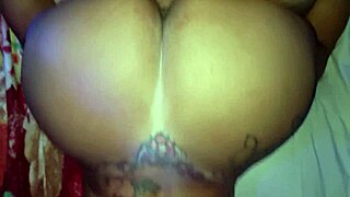 gostosa coroa shows off her big natural tits