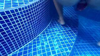 milf cachonda con culo enorme follada al aire libre acaba cubierto de semen