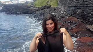 curvy babe dresses sexy masturbates pussy on beach for hot photoshoot