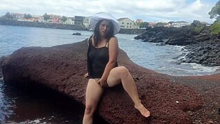 curvy babe dresses sexy masturbates pussy on beach for hot photoshoot