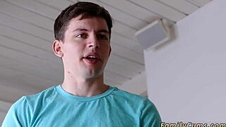 Amateur teen stretches stepmom in bathtub first hardcore