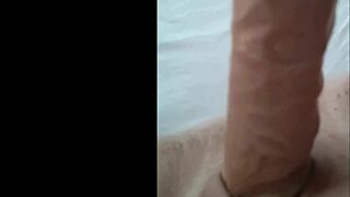 Minha madrasta testa videos pornograficos de influenciadora no quarto