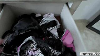 Stepbro fingers elle's wide shaved pussy stretching it wet