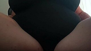 Minha madrasta testa videos pornograficos de influenciadora no quarto