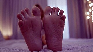 i finger all my holes and tease my sexy feet