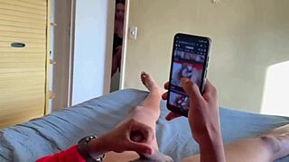 anal com minha madrasta 🔥 que me pegou no flagra batendo punheta vendo pornô 😈 ficou toda excitada e me deu buceta e cuzinho pra não gastar porra no chão engoliu tudinho completo no red 💦🍑