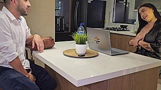 madrastra emily fox con enorme culo gime de placer en su primera doble penetracion pov