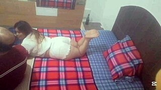 ¡Vecino Pervertido Me Folla Duro en Doggystyle Hasta Llenarme la Boca!