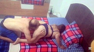 ¡Vecino Pervertido Me Folla Duro en Doggystyle Hasta Llenarme la Boca!