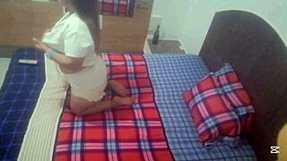 ¡Vecino Pervertido Me Folla Duro en Doggystyle Hasta Llenarme la Boca!