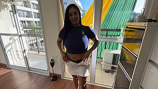 Peituda casada engole porra em boquete guloso