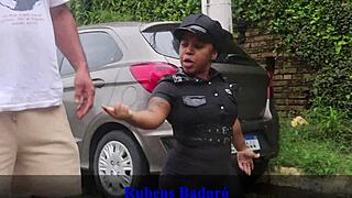 Policial anazinha chupando pau grosso na rua... flagrada!