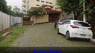 Policial anazinha chupando pau grosso na rua... flagrada!