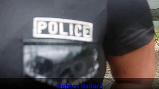 Policial anazinha chupando pau grosso na rua... flagrada!