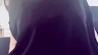 Lingerie en cuir, je me déshabille... il me manque ta bite!