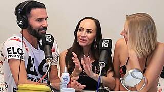 la rubia y morena chupando banana con crema tetas al aire