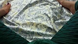 La milf slams her world's biggest coño on huge cock!