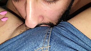 damn, watch her SUCK that juicy pussy without pulling down the jeans!