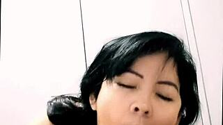 Sobrinha de 18 faz boquete escondido na cama enquanto esposa não está e leva gozada surpresa