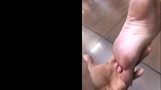 wanna worship this public milf's soles?