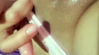 damn girl that big ass dildo makes you squirt so hard???